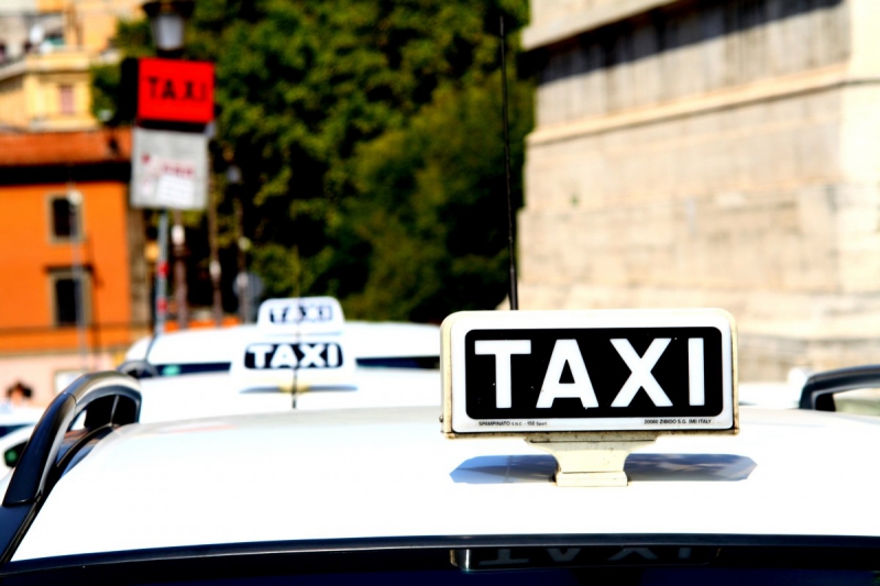 taxis-LA GARDE FREINET-min_taxi_auto_rome_road_white-1051610